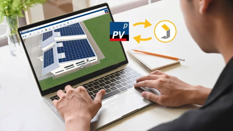 Laptop mit Bildschirm einer PV-Planungssoftware und arbeitenden Händen über Tastatur.