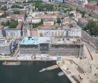 Luftbild zeigt Installation der PVT-Kollektoren auf Bürogebäude in Berlin.