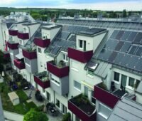 Mehrfamilienhaus mit PV-Anlage auf dem Satteldach.