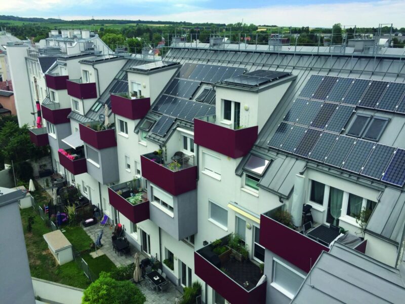 Mehrfamilienhaus mit PV-Anlage auf dem Satteldach.