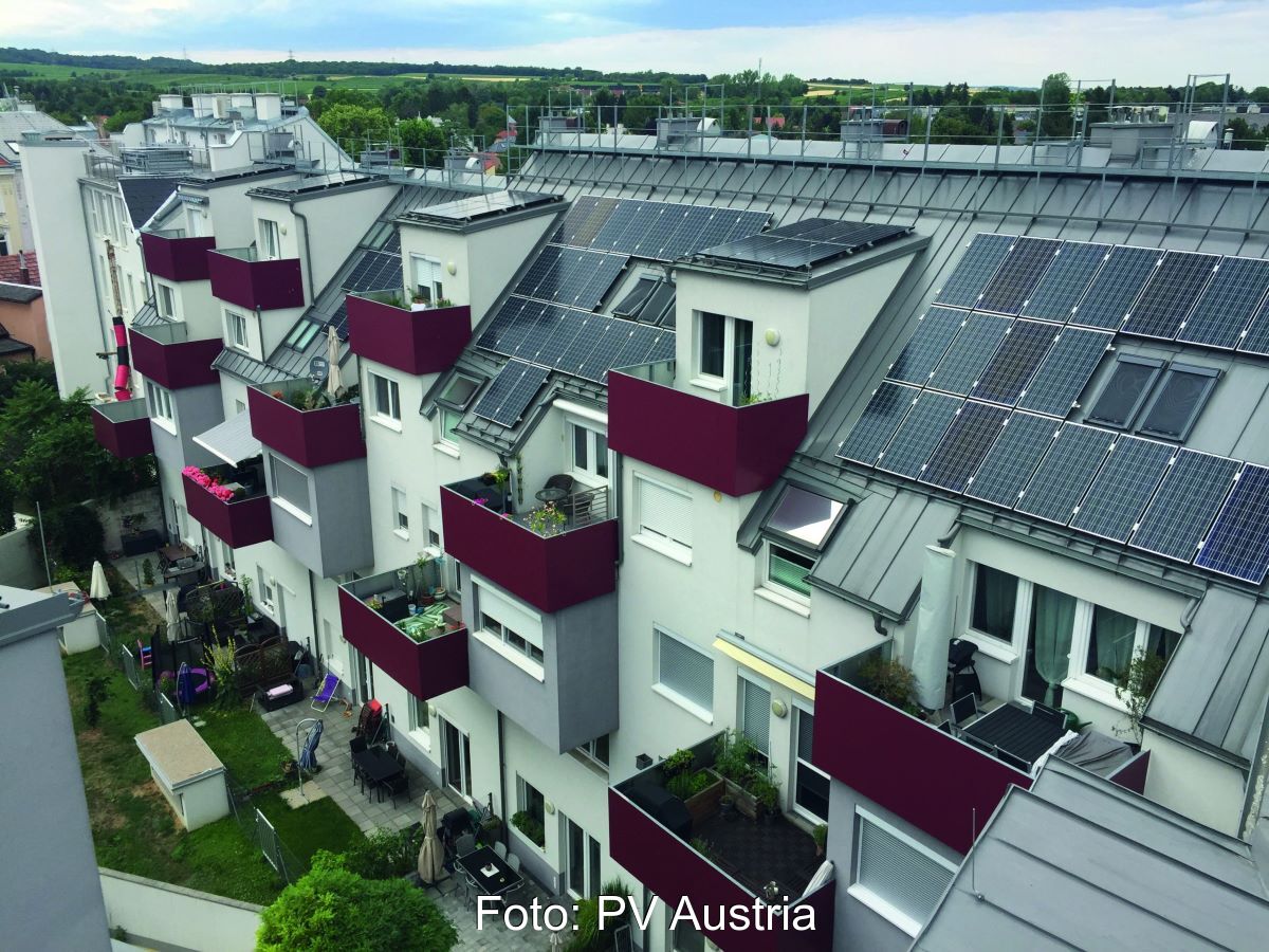 Mehrfamilienhaus mit PV-Anlage auf dem Satteldach.