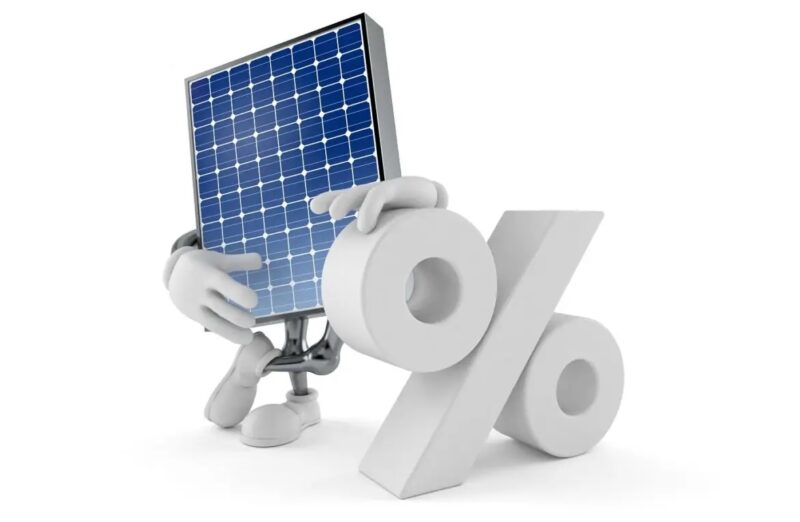Grafik zeigt Phtovoltaik-Modul mit Handen und Füßen neben Prozent-Zeichen - Symbol für sinken der Preise für Photovoltaik Module