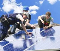 Im Bild Installateure beim Bau einer Solaranlage, in Österreich droht die Abschaffung der Steuerbefreiung für Photovoltaik.