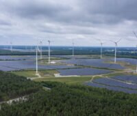 Bild von Photovoltaik-Park und Windkraft-Anlagen