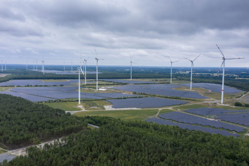 Bild von Photovoltaik-Park und Windkraft-Anlagen