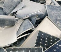 Ungeordnete, teils zerstörte SIlizium-PV-Module wird durcheinander. bereit für Recycling