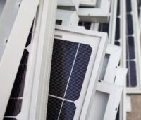 Eine Reihe von alten Solarstrommodulen