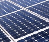 Um die benötigten 50 Millionen Photovoltaik-Module pro Jahr bereitzustellen, sollte Deutschland massiv in die Revitalisierung der deutschen Solarbranche investieren.