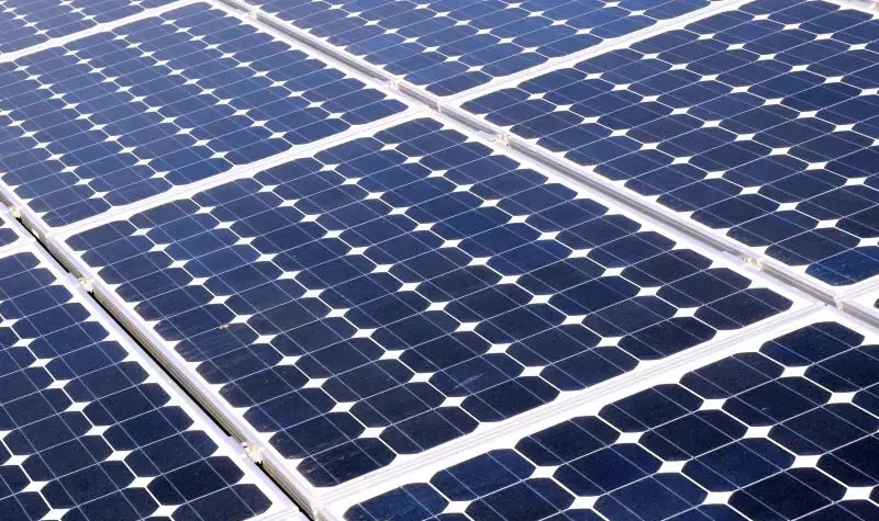 Um die benötigten 50 Millionen Photovoltaik-Module pro Jahr bereitzustellen, sollte Deutschland massiv in die Revitalisierung der deutschen Solarbranche investieren.