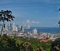 Blick auf die Skyline von Panama und den Pazifik.