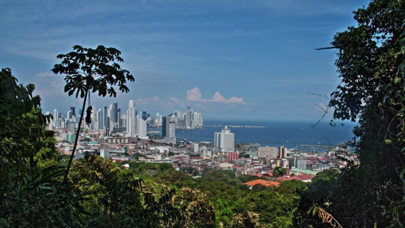 Blick auf die Skyline von Panama und den Pazifik.