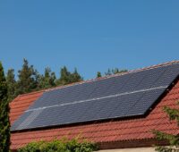 Zu sehen ist eine Photovoltiak-Dachanlage. Auf dem dach sollte der Check der Photovoltaik-Anlage beginnen.