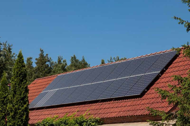 Zu sehen ist eine Photovoltiak-Dachanlage. Auf dem dach sollte der Check der Photovoltaik-Anlage beginnen.