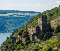 Zu sehen ist das Burghotel Gutenfels, das mit einer Wärmepumpe beheizt wird.