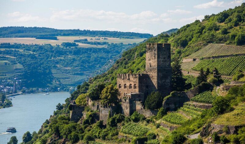 Zu sehen ist das Burghotel Gutenfels, das mit einer Wärmepumpe beheizt wird.