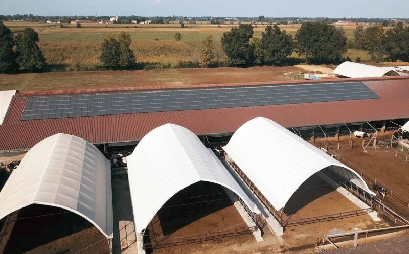 Zu sehen ist die Photovoltaik-Anlage für den Agrartourismus -Hof Cà de Alemanni in Cremona.