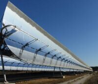 Zu sehen ist das Testfeld für ein Parabolrinnen-Solarkraftwerk Évora in Portugal. Dort testen die Forscher:innen des DLR die Salzschmelze als Wärmeträger.