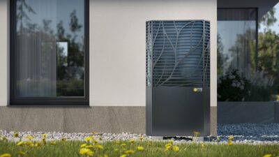 Im Bild eine Luftwärmepumpe von Paradigma, das Unternehmen hat Wärmepumpen und Photovoltaik in das Programm aufgenommen.