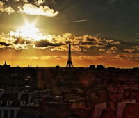 Tief stehende Sonne über Paris mit Eifelturm