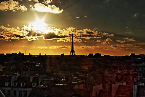 Tief stehende Sonne über Paris mit Eifelturm