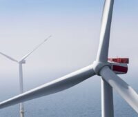 OPffshore-Windturbine auf Nabenhöhe vor zweiter Anlage im Meer.