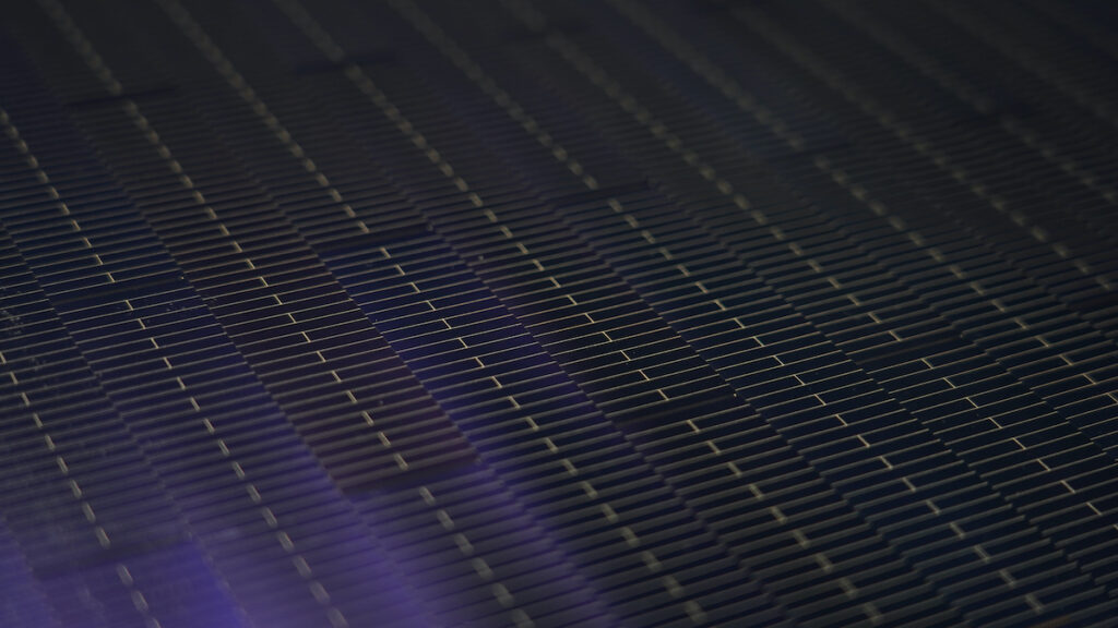Detailansicht eines Perowskit-Silizium-Tandemmoduls in Nahaufnahme. Die Aufnahme zeigt die schindelartig angeordneten und überlappenden Solarzellstreifen der Matrix-Schindel-Technologie.