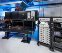 Laboraufnahme einer großformatigen Messanlage und mehreren Elektronik- und Steuerungsschränken für die Kalibrierung und Charakterisierung von Perowskit-Silizium-Tandemsolarzellen.