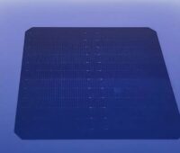 Im Bild die Solarzelle, auf der die Tandem-Solarmodule von QCells basieren.