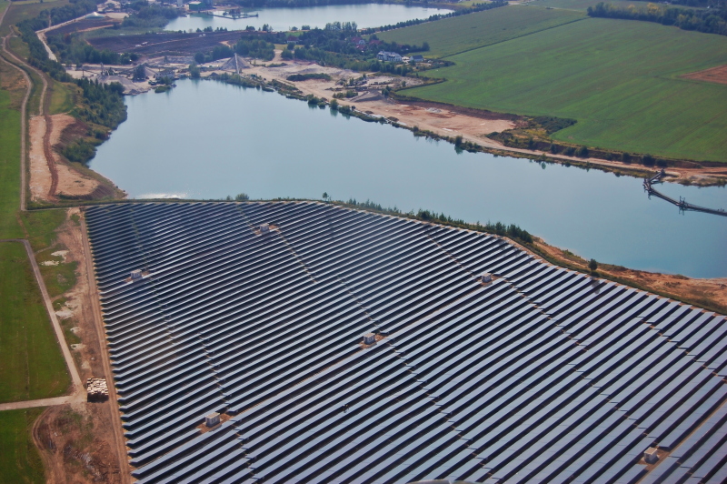 Eien Luftaufnahme einer Photovoltaikanlagen auf einem See.