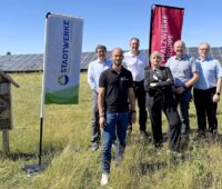 Offizielle vor der Photovoltaik-Freiflächenanlage in Neustadt an der Weinstraße, die Pfalzwerke führen ein Repowering durch.