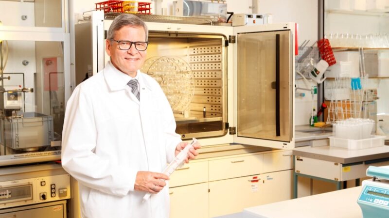 Ein Mann mit weißem Kittel in einem Labor - Entwicklung von Enzymen um Biogas aus organische Restststoffen herzustellen