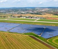 Blick über einen großen Photovoltaikpark in einer landwirtschaftlich geprägten Region in Tschechien.