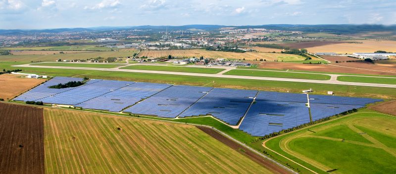 Blick über einen großen Photovoltaikpark in einer landwirtschaftlich geprägten Region in Tschechien.