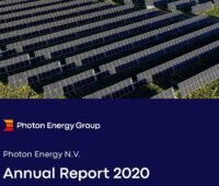 Zu sehen ist das Deckblatt vom Jahresbericht 2020 der Photon Energy Group.
