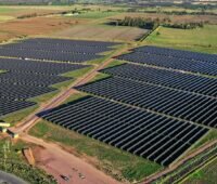 Zu sehen ist einer der beiden neuen Photovoltaik-Solarparks in Australien in einer Luftaufnahme.