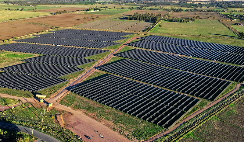 Zu sehen ist einer der beiden neuen Photovoltaik-Solarparks in Australien in einer Luftaufnahme.