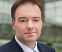 Zu sehen ist Georg Hotar, CEO der Photon Energy Grou, der auf ungarische Photovoltaik-Solarparks setzt.