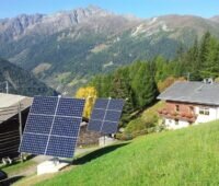 Im Bild Photovoltaik-Module vor Berglandschaft, Privatleute zahlen ab 2024 in Österreich keine Umsatzsteuer für die Photovoltaik-Anlage.