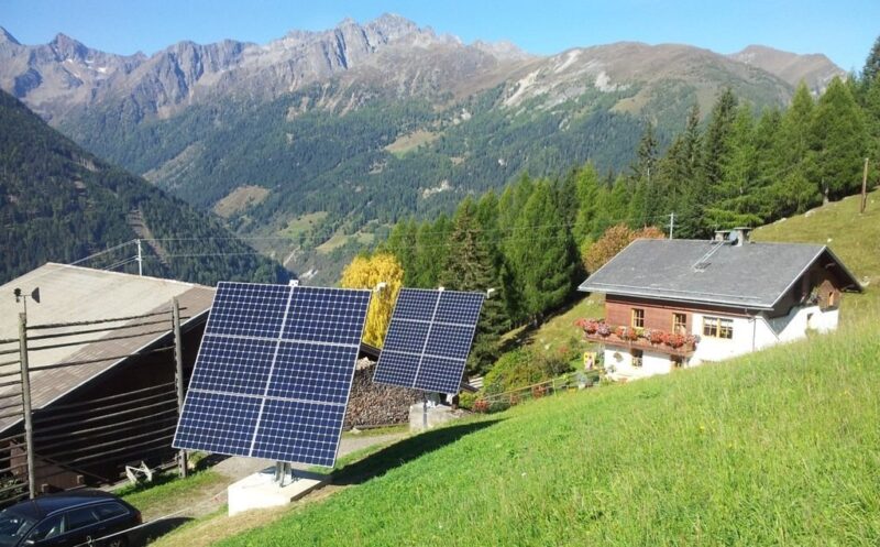 Im Bild Photovoltaik-Module vor Berglandschaft, Privatleute zahlen ab 2024 in Österreich keine Umsatzsteuer für die Photovoltaik-Anlage.