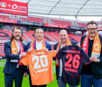 Vertreter von Lumenhaus und Bayer 04 Leverkusen in der Bayarena.