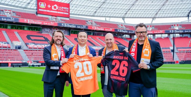 Vertreter von Lumenhaus und Bayer 04 Leverkusen in der Bayarena.