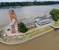 Zu sehen ist die Photovoltaik-Anlage für die Nautische Zentrale im Hamburger Hafen.