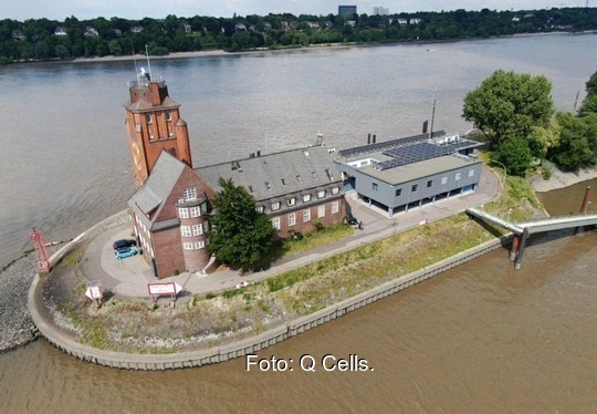 Zu sehen ist die Photovoltaik-Anlage für die Nautische Zentrale im Hamburger Hafen.