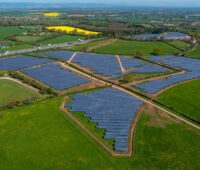 Zu sehen ist ein Photovoltaik-Solarpark in Großbritannien. Jetzt hat Q Cells in der Photovoltaik-Auktion in Portugal315 MW Zuschlag erhalten.