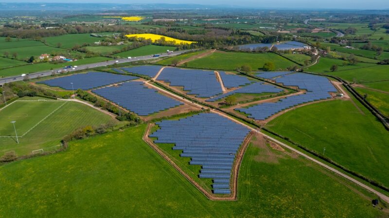 Zu sehen ist ein Photovoltaik-Solarpark in Großbritannien. Jetzt hat Q Cells in der Photovoltaik-Auktion in Portugal315 MW Zuschlag erhalten.