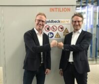 Zu sehen sind Manuel Schmidt (Geschäftsbereichsleiter der Intilion GmbH) und Joachim Goldbeck (Gründer von Goldbeck Solar). Die beiden Partner wollen Photovoltaik-Batteriespeicher von Intilion in Projekten für Industrie und Gewerbe sowie bei Freiflächen-PV einsetzen.