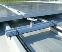 Zu sehen ist MiniRail, eines der Photovoltaik-Befestigungssysteme von K2 Systems.
