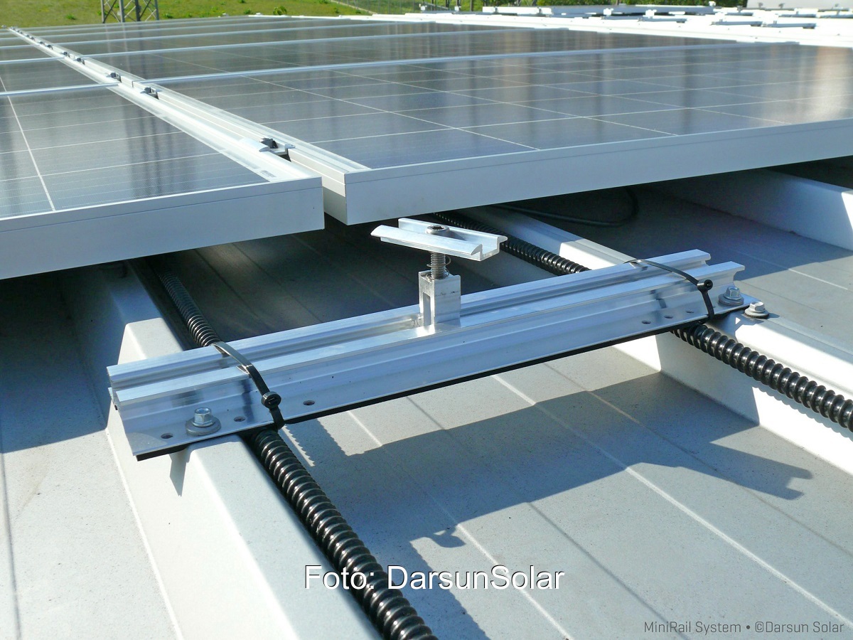 Zu sehen ist MiniRail, eines der Photovoltaik-Befestigungssysteme von K2 Systems.