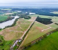 Flache Landschaft mit freier Fläche und Wald - Gelände für Photovoltaik-Anlage im Osten von Brandenburg.