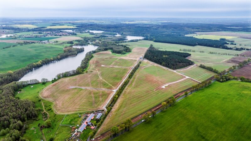 Flache Landschaft mit freier Fläche und Wald - Gelände für Photovoltaik-Anlage im Osten von Brandenburg.